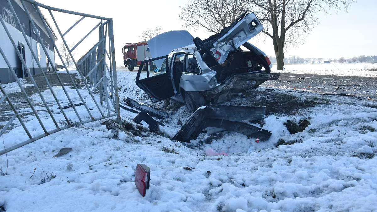 Zderzenie audi z BMW na DW434 na trasie Gostyń - Krobia. Ranną 38-latkę zabrała karetka - Zdjęcie główne