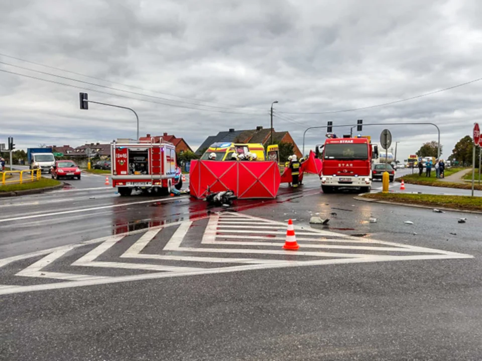 Zderzenie motorowerzysty z autem osobowym na DK 11 - Zdjęcie główne