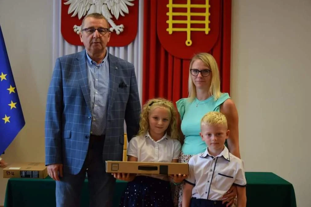 Ponad 200 komputerów dla dzieci z rodzin popegeerowskich z gminy Jaraczewo