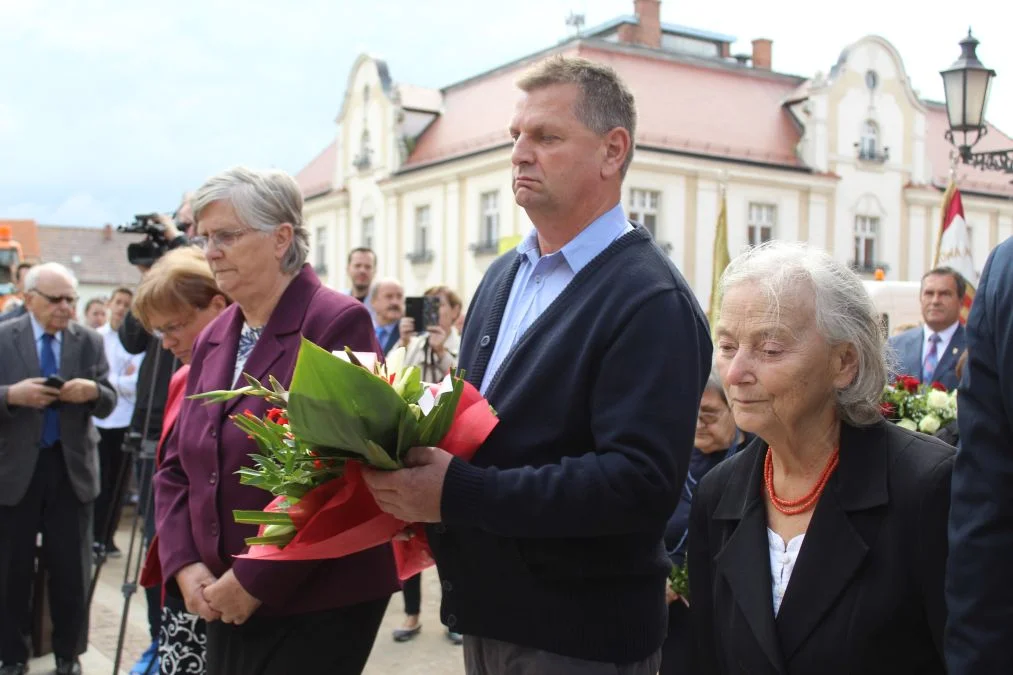 Jarocin. Odsłonięcie tablicy poświęconej kolporterom gazety konspiracyjnej "Dla Ciebie, Polsko" i koncert patriotyczny w JOK-u