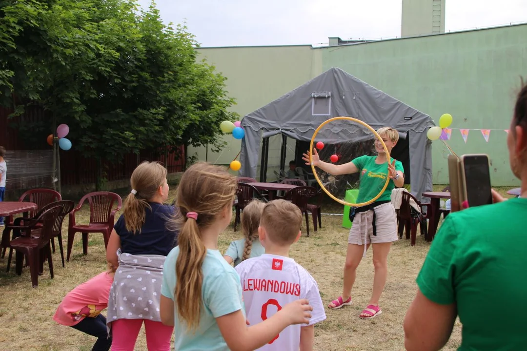 Przedszkolaki integrowały się z seniorami. Festyn na ulicy Zacisznej w Jarocinie