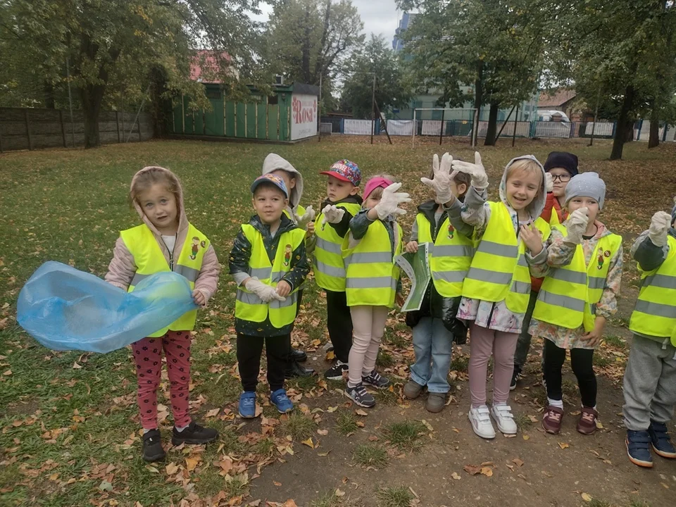 Dzieci z przedszkola "Słoneczne" w Pleszewie podczas akcji sprzątania