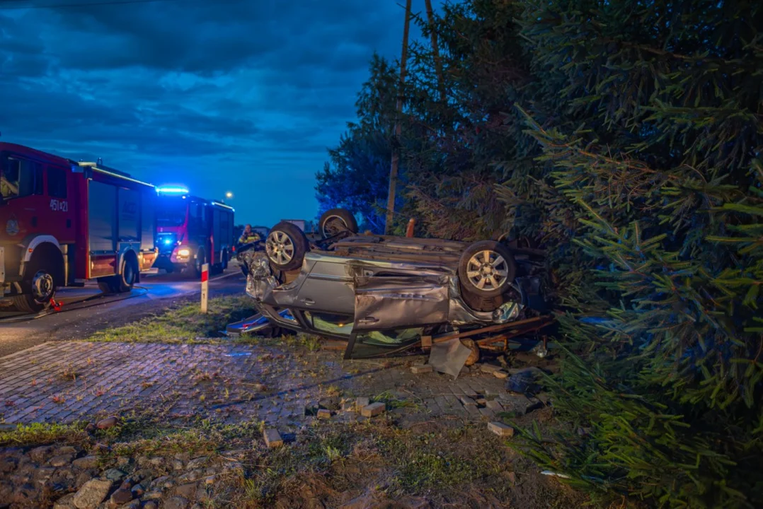 Zderzenie ciężarowego mercedesa z osobówką na DK 12 w Łobzie