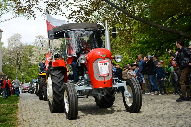 Wystawa zabytkowych pojazdów w Jarocinie z okazji Święta Flagi