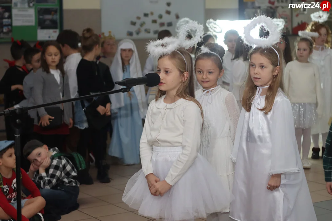 Jasełka, życzenia i poczęstunek w szkole w Sierakowie