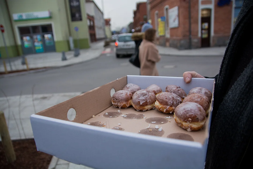 Przedwyborczy tłusty czwartek w Jarocinie. Kandydat PO KO na burmistrza i kandydaci Ziemi Jarocińskiej rozdawali pączki