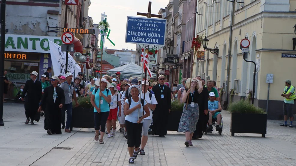 Wyruszyli z Zielonej Góry na Jasną Górę. Zatrzymali się w Rawiczu [ZDJĘCIA] - Zdjęcie główne