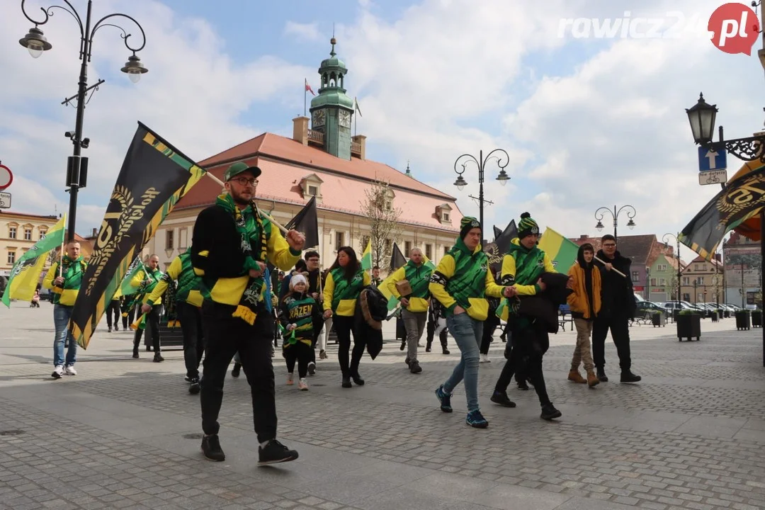 Kibice Kolejarza przeszli ulicami miasta.