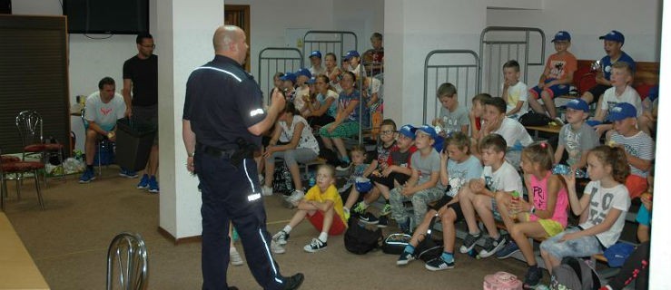  Policjanci rozmawiali z dziećmi o bezpiecznych wakacjach - Zdjęcie główne
