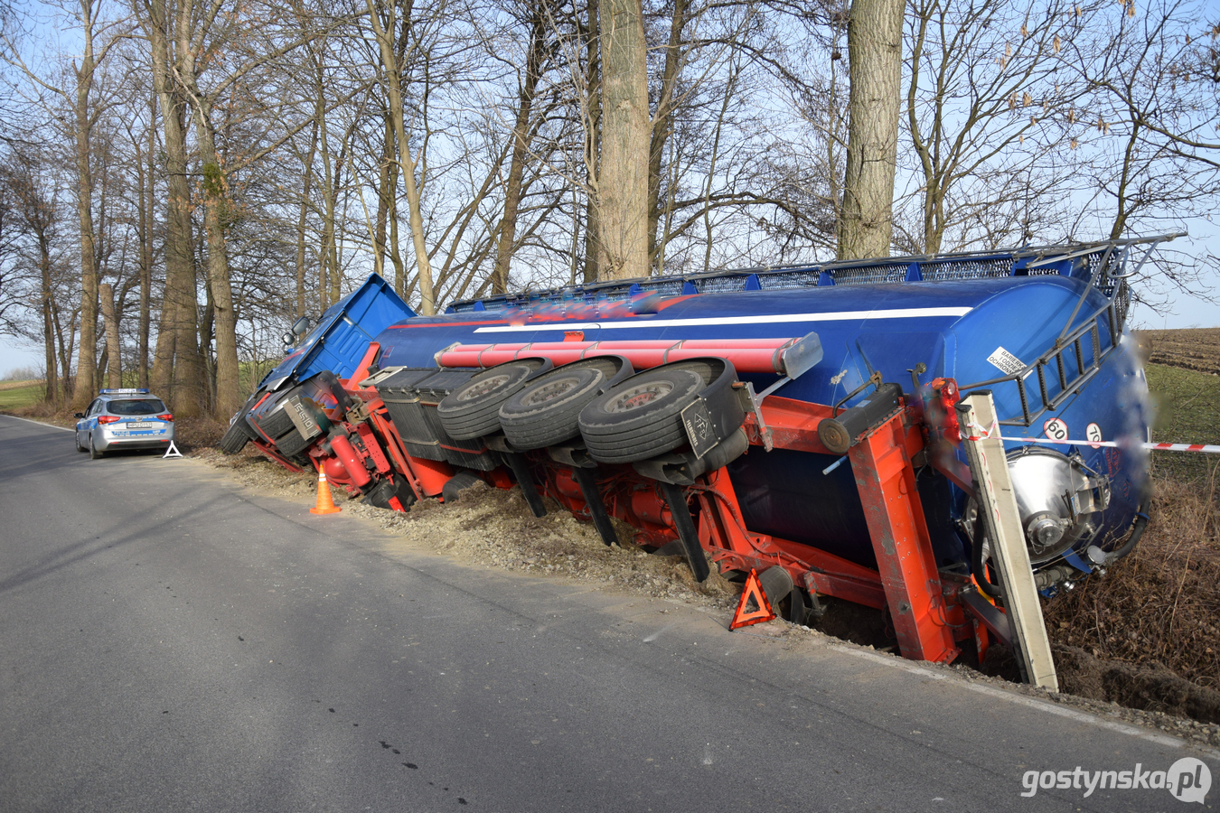 Odcinek drogi Stary Gostyń-Daleszyn, na którym kierowca ciężarówki próbował wymijać inny pojazd jest bardzo wąski ponadto pobocze jest nieutwardzone