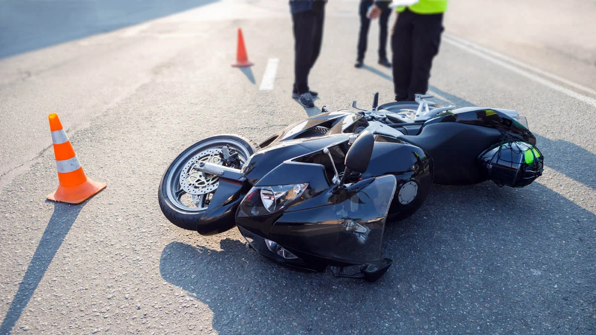 Był tak pijany, że wypadł z drogi na trasie Kunowo - Gostyń. Motocyklista straci pojazd? - Zdjęcie główne