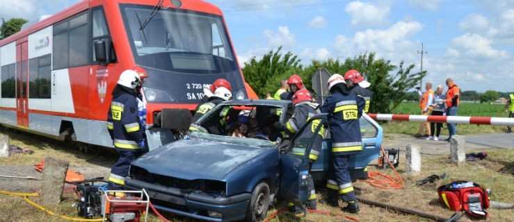 Pociąg z żołnierzami wjechał w samochód osobowy. Są zabici - Zdjęcie główne