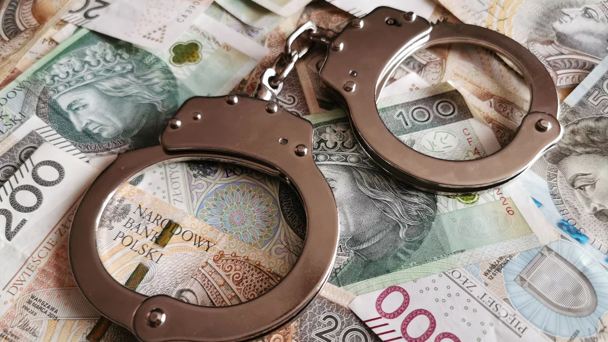 Bezczelna kradzież. Mężczyzna wykorzystał moment, okradł seniora. Sąd nie miał litości!