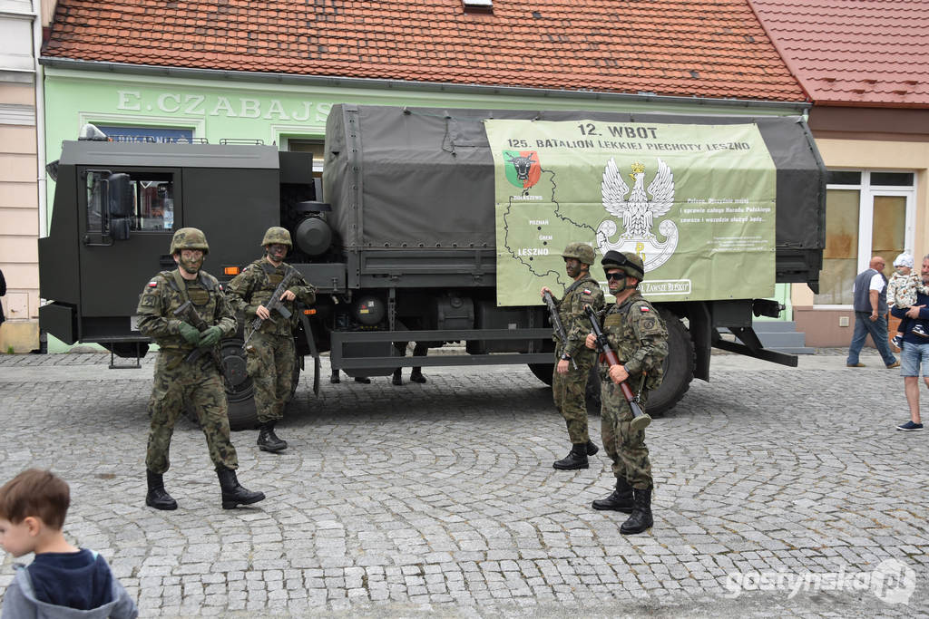 Powiatowy Dzień Bezpieczeństwa na gostyńskim rynku zaciekawił mieszkańców - od najmłodszych do najstarszych