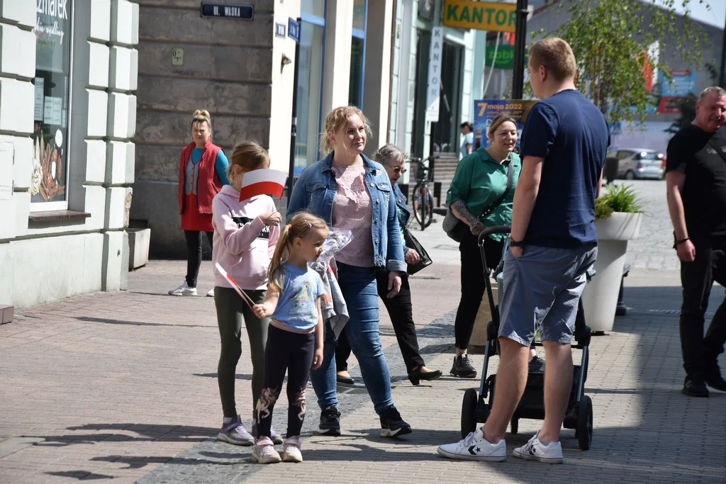 Gostyń. Radni z klubu SKW Rady Miejskiej w  Gostyniu rozdawali 2 maja flagi na deptaku w Gostyniu