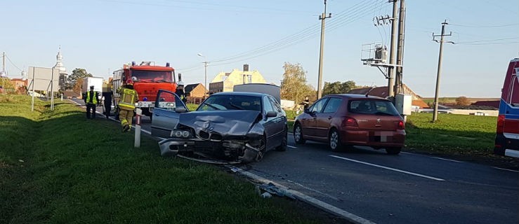 Zderzyły się dwie osobówki. Na drodze wahadło - Zdjęcie główne