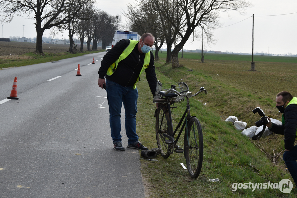 Na prostym odcinku drogi pomiędzy Bielawami Pogorzelskimi a Elżbietkowem doszło do potrącenia rowerzysty przez samochód. Nieprzytomny mężczyzna został przetransportowany śmigłowcem LPR do szpitala w Jarocinie