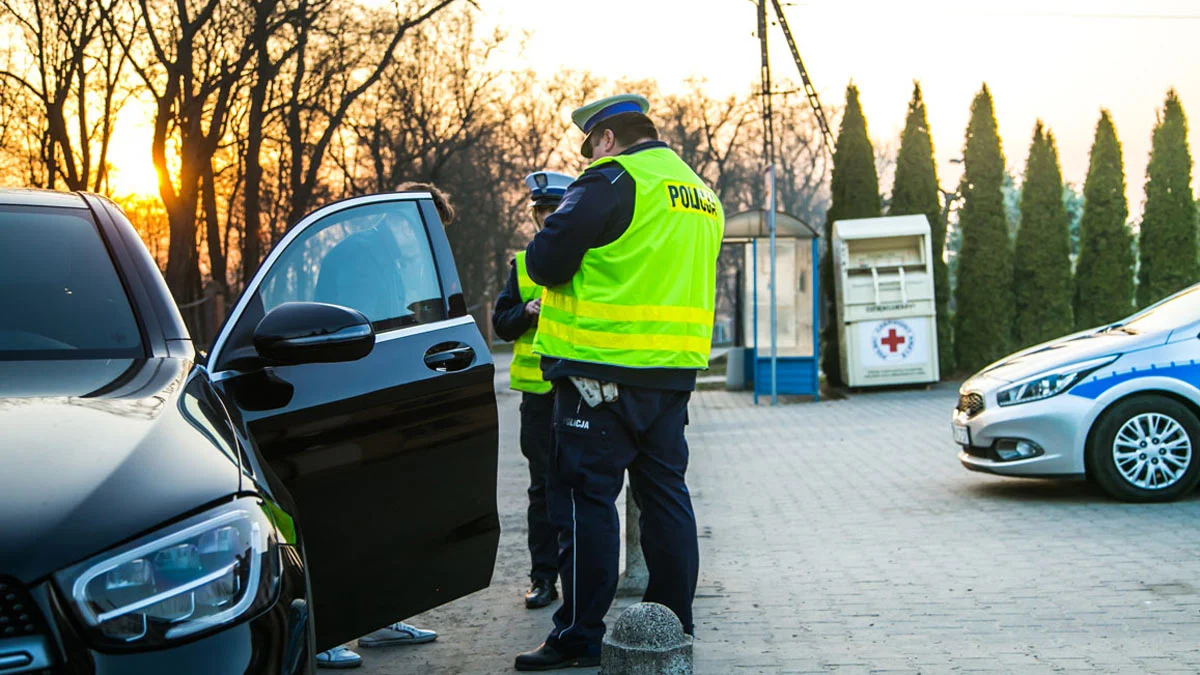 Jechał "bez prawka" bo... go nie miał. Miał za to zakaz jazdy... "bez prawka". Kuriozalne zatrzymanie w Poniecu - Zdjęcie główne