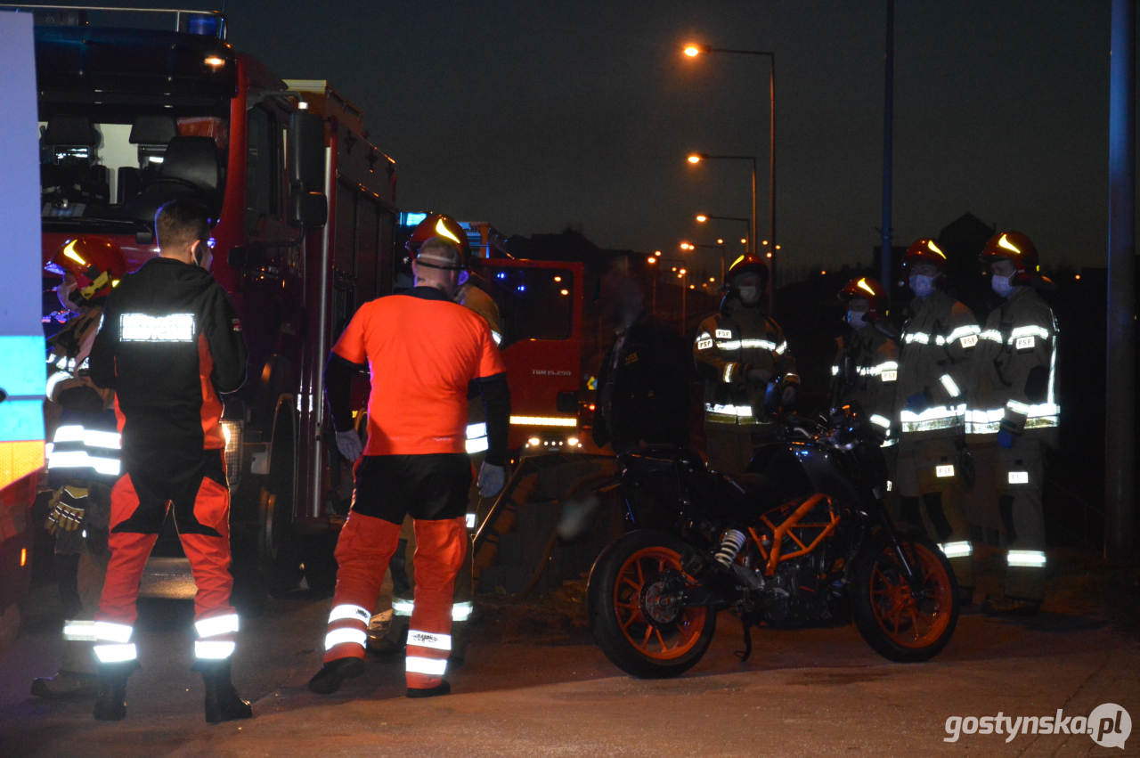 Gostyń. 58-letni mieszkaniec powiatu gostyńskiego uderzył ciągnikiem rolniczym Ursus C-330 w motocykl KTM