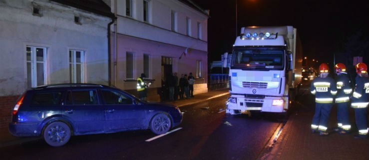 Chciała zmienić pas, wjechała pod TIR-a. Zabrano ją do szpitala - Zdjęcie główne