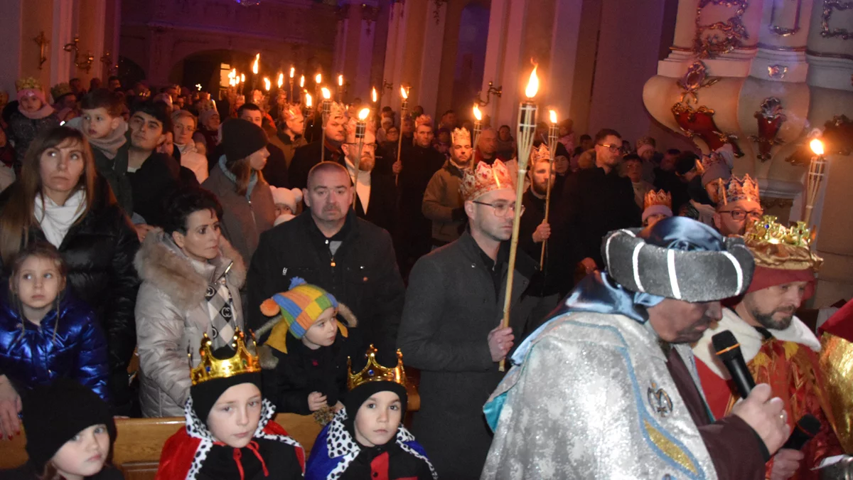 Wyjątkowy Orszak Trzech Króli w Pogorzeli - po zmroku, z lampionami i pochodniami - Zdjęcie główne