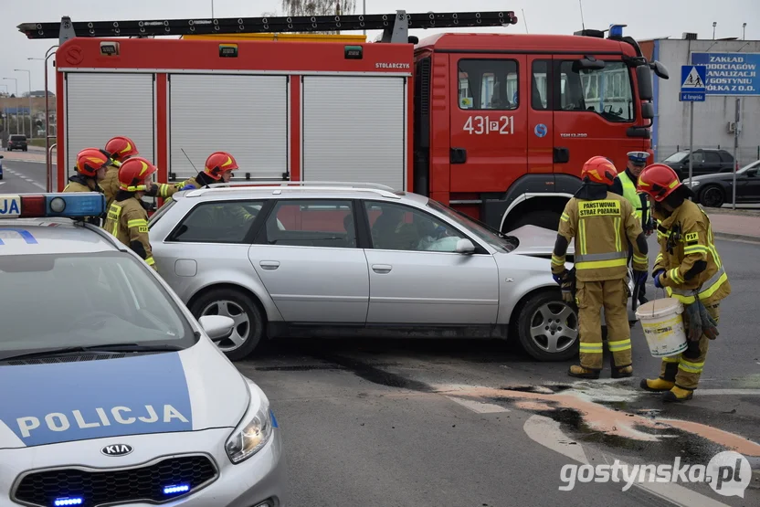 Gostyń. - Jechałem prosto i nagle nie wiem, czemu dziewczyna wyjechała mercedesem z drogi podporządkowanej. Nie zdążyłem wyhamować, to była dosłownie chwila moment i uderzyłem w drzwi tego samochodu - opowiadał młody mężczyzna kierujący audi A6, które uczestniczyło w zderzenie pojazdów na skrzyżowaniu ul. Europejska i Nad Kanią.