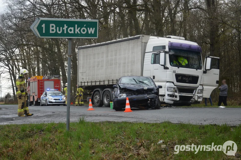 Do zderzenia osobówki z ciężarówką doszło na skrzyżowaniu dróg Pogorzela-Bułaków