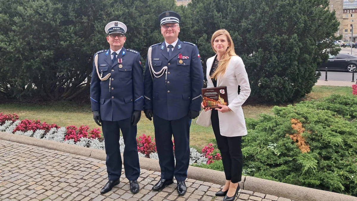 Naczelnik i szefowa związku zawodowego z Komendy Powiatowej Policji w Gostyniu odznaczeni - Zdjęcie główne