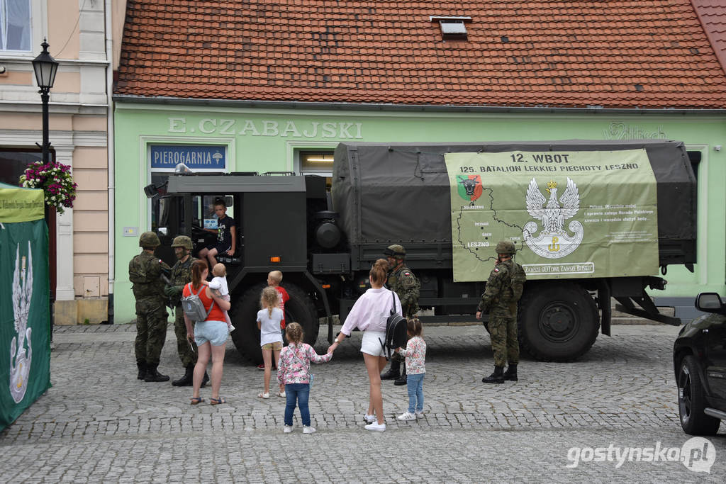 Powiatowy Dzień Bezpieczeństwa na gostyńskim rynku zaciekawił mieszkańców - od najmłodszych do najstarszych