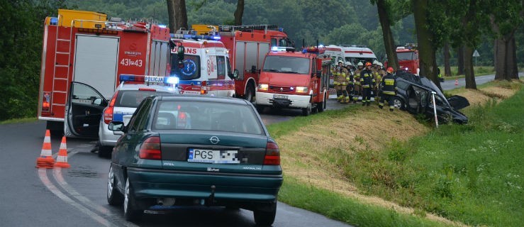 Osobówka w rowie. Droga zamknięta  - Zdjęcie główne