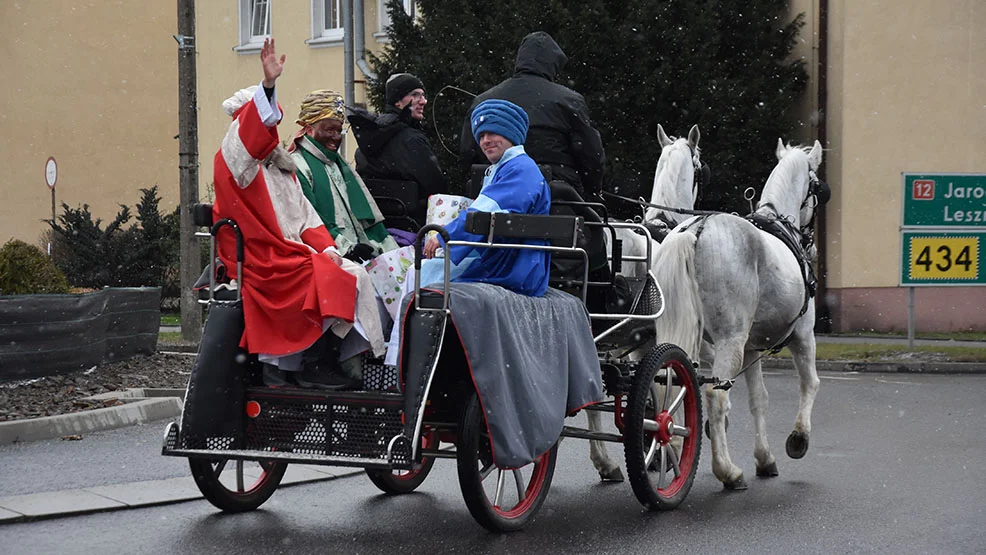 Mędrcy podążali do Betlejem. Pomagały telefony komórkowe. Gostyński Orszak Trzech Króli niczym teatr uliczny - Zdjęcie główne