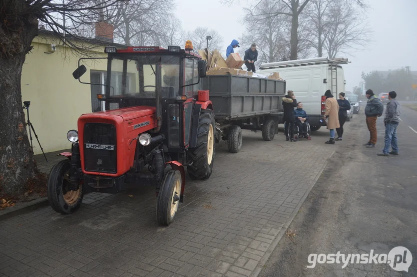 Żychlewo. Pierwsza partia makulatury, nakrętek, puszek i zużytych baterii zebranych dla Zuzi trafiła do Smogorzewa, do dziadków chorej dziewczynki. Mieszkańcy Żychlewa nie mają jednak zamiaru na tym poprzestać i chcą regularnie zbierać odpady, aby pomóc w zebraniu 9,5 mln złotych na terapię genową