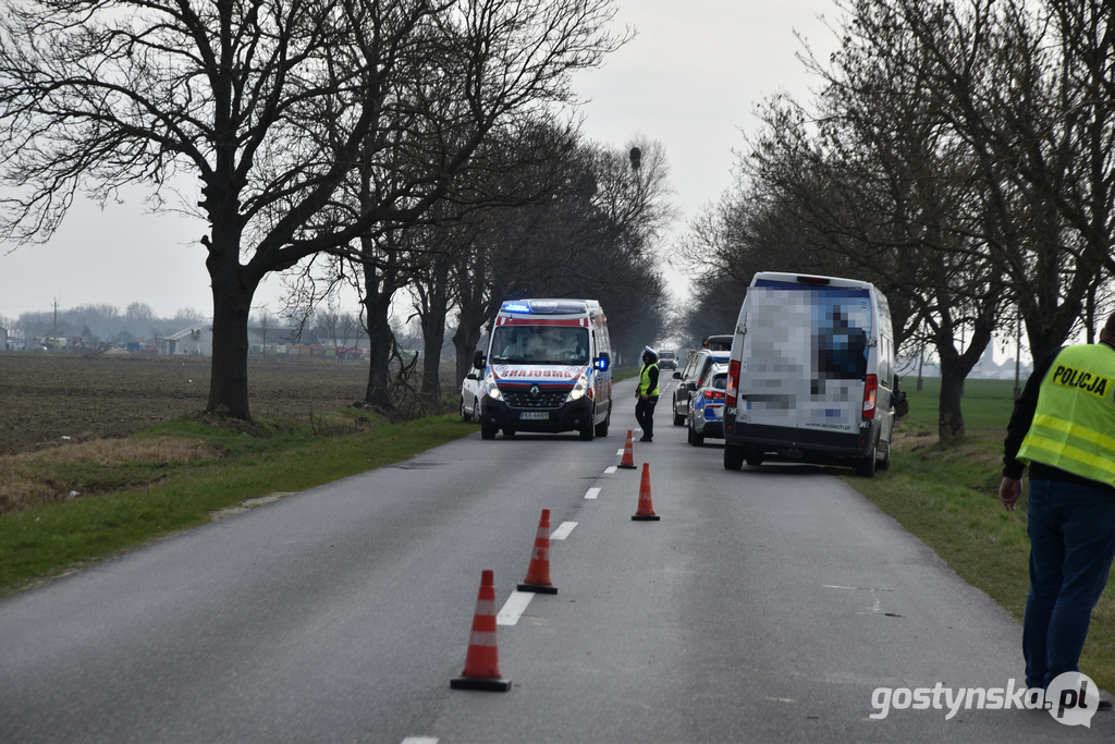 Na prostym odcinku drogi pomiędzy Bielawami Pogorzelskimi a Elżbietkowem doszło do potrącenia rowerzysty przez samochód. Nieprzytomny mężczyzna został przetransportowany śmigłowcem LPR do szpitala w Jarocinie