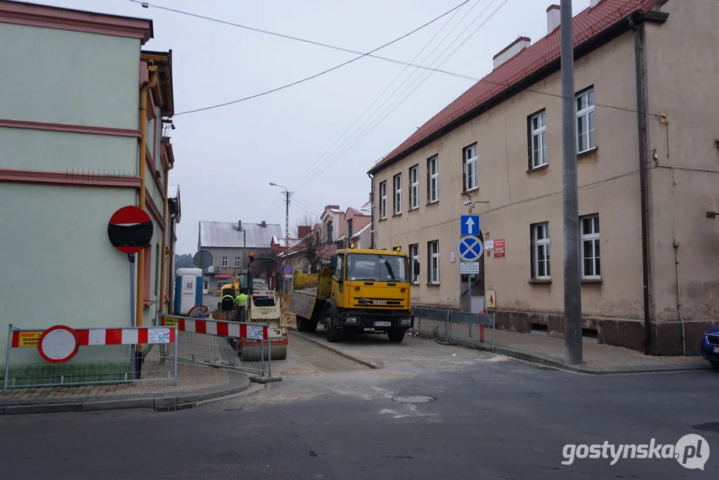 Chwilowo piaskowski rynek jest rozkopany