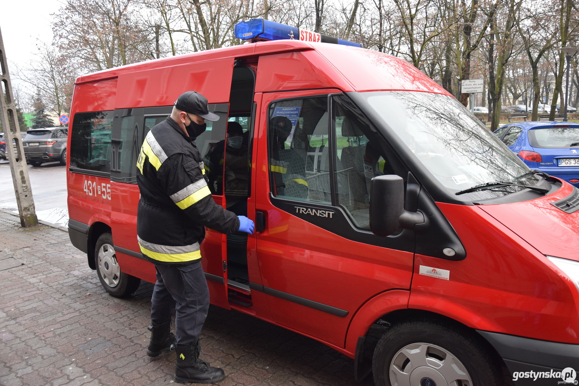 Gostyń. Do transportu emerytowanego strażaka do szpitala na szczepienie wykorzystano strażacki tabor