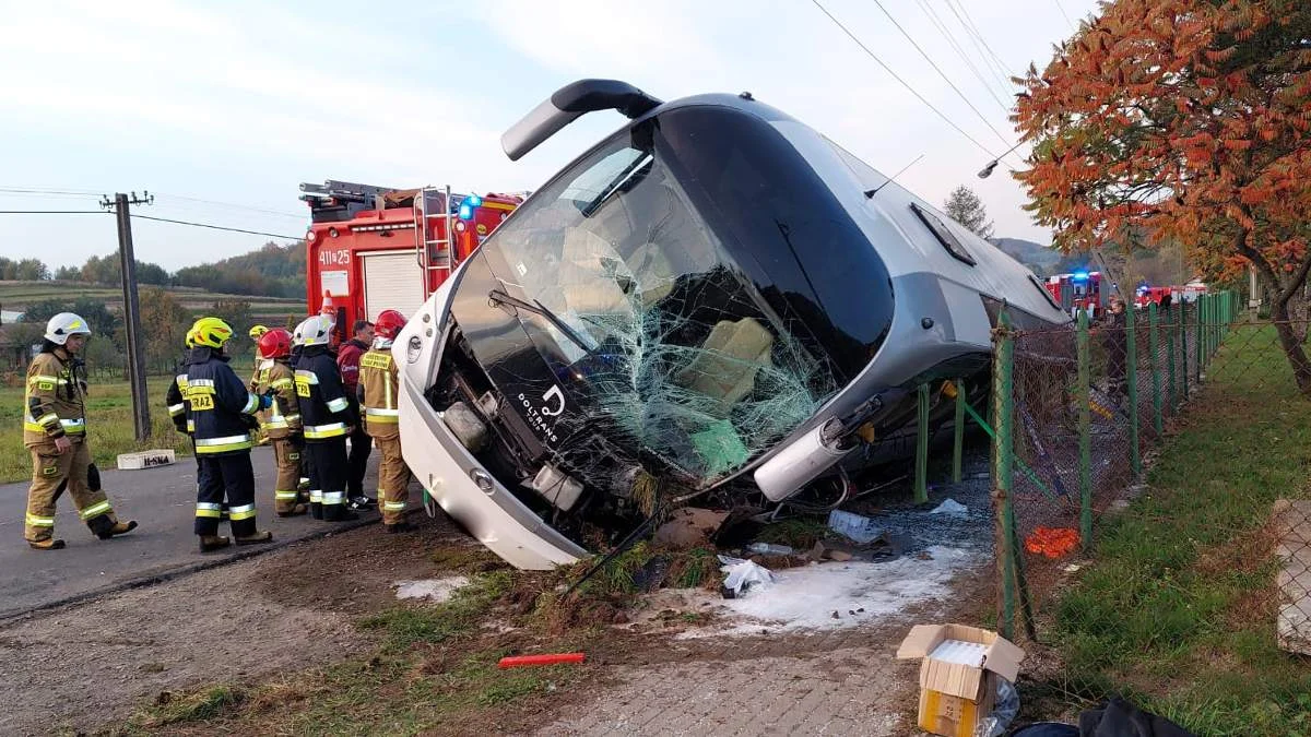 Wypadek autokaru z mieszkańcami Pogorzeli i okolic na Podkarpaciu. "Firmę mamy 18 lat i to jest nasz pierwszy wypadek" - Zdjęcie główne