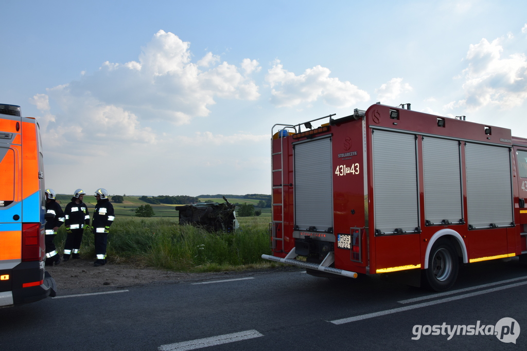 Samochód osobowy dachował w polu na drodze wojewódzkiej 308.