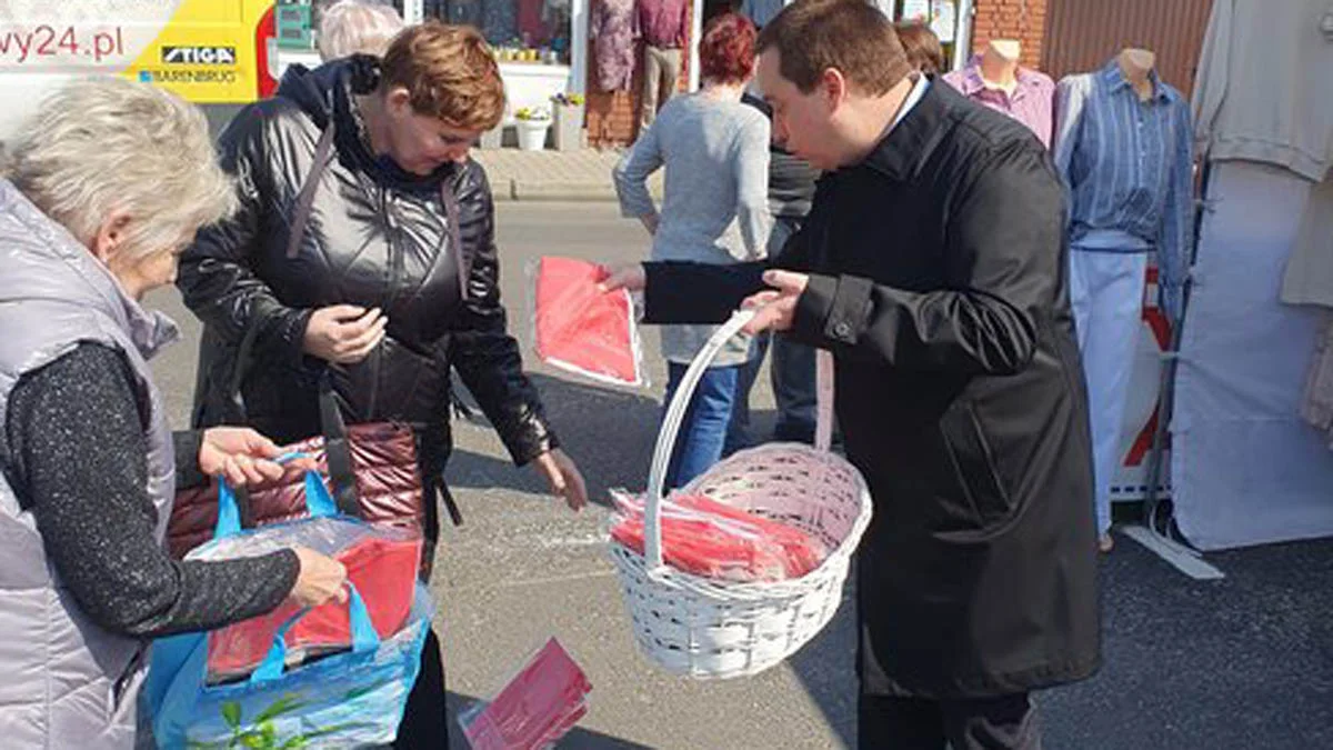 Burmistrz Gostynia osobiście rozdawał flagi. Wywieśmy je 2 maja! - Zdjęcie główne