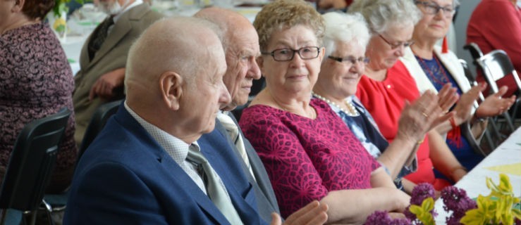 Książka i ćwiczenia dla seniora - Zdjęcie główne