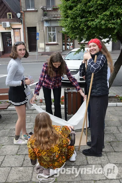 Poniecka Gra Miejska „Wehikuł czasu” miała zostać „przeniesiona” do czasów Polskiej Republiki Ludowej już przed dwoma laty. Oczywiście plany pokrzyżował pandemia. Teraz organizatorzy: gmina Poniec, Gminne Centrum Kultury w Poniecu, Związek Harcerstwa Polskiego w Poniecu oraz Grupa Badań Historycznych „Regiment” powrócili do pomysłu.  