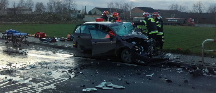 Kierowca uwięziony w aucie. Wezwano helikopter  - Zdjęcie główne