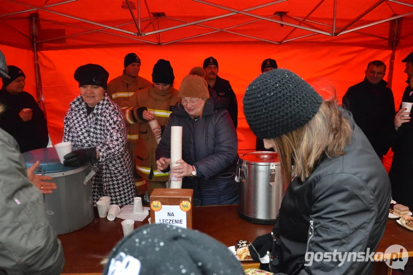 Podczas Orszaku Trzech Króli w Krobi zbierano dary dla Fundacji "Małych Stópek" oraz pieniądze na rzecz Zuzi Suleckiej ze Smogorzewa chorującej na rdzeniowy zanik mięśni - SMA