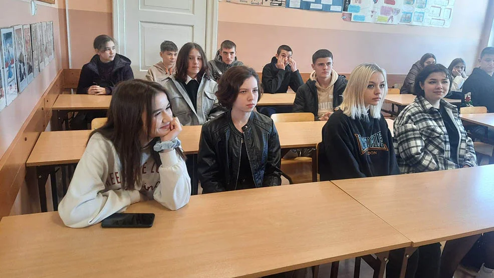 Uczniowie z Ukrainy zasiedli w szkolnych ławkach.  Klasy przygotowawcze w gostyńskich szkołach - Zdjęcie główne