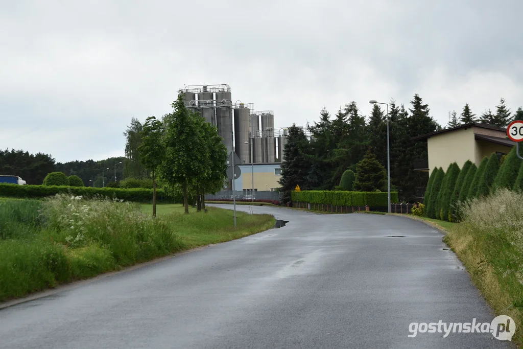 Gmina Gostyń. Polna droga w Malewie, w kierunku Szczodrochowa