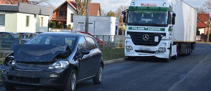 Zahamowała, aby skręcić. Tak doszło do stłuczki 3 samochodów - Zdjęcie główne