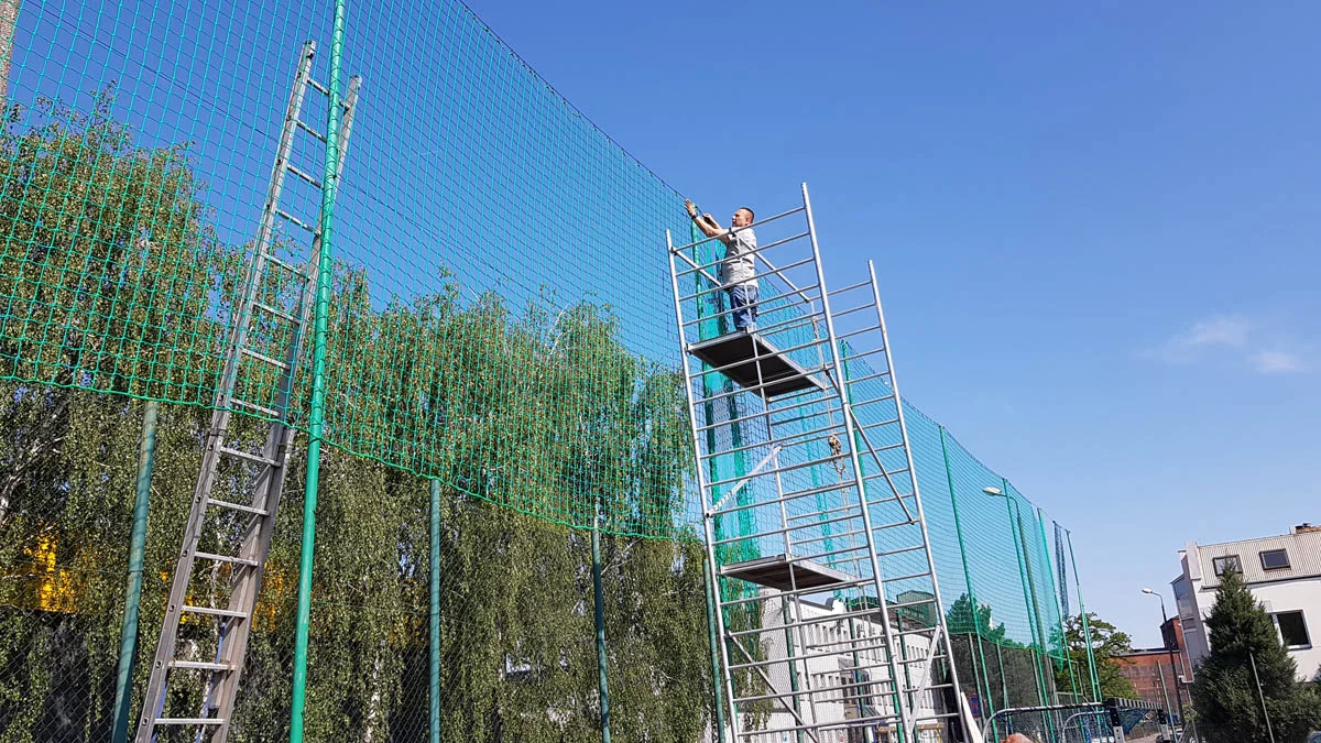 Koniec z dziurawą siatką przy boisku w Gostyniu. To nie jedyny problem tego obiektu - Zdjęcie główne