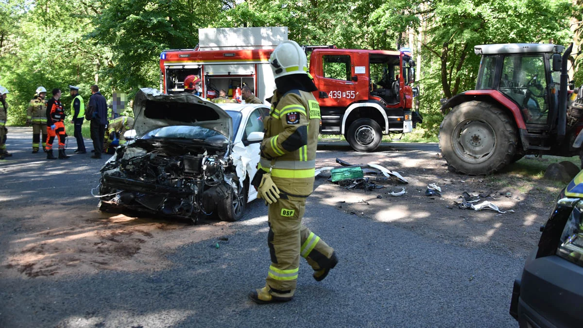 Wypadek na DW437 Koszkowo-Studzianna. Osobowe auto trzasnęło w duży ciągnik rolniczy - Zdjęcie główne