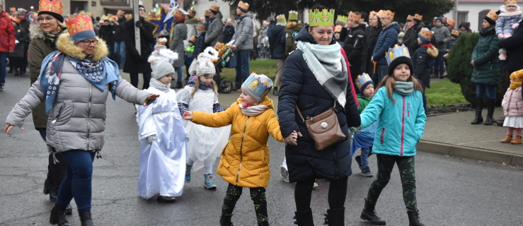 Pogorzela. Orszak Trzech Króli okrążył rynek  - Zdjęcie główne