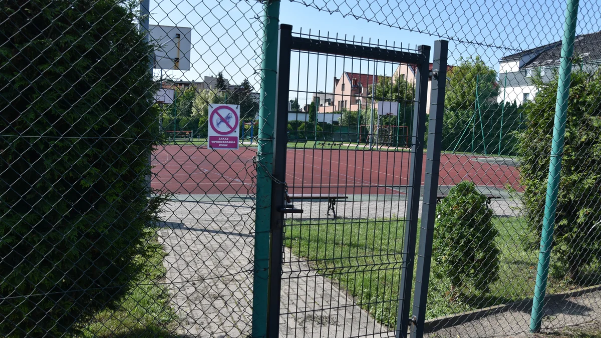 Boiska sportowe w Gostyniu zamknięte na kłódkę. Czy tylko podczas wakacji? Jakie są okoliczności usprawiedliwiające. Sprawdziliśmy - Zdjęcie główne