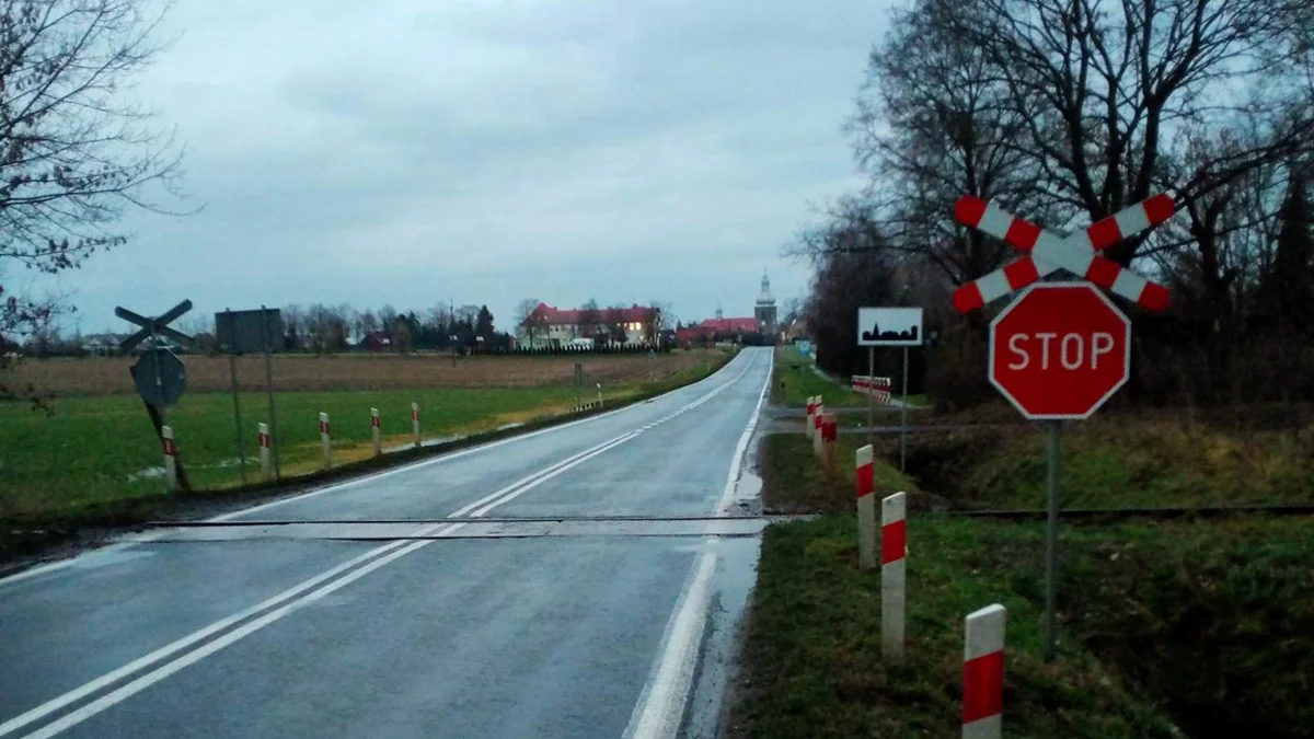 Było groźnie na przejeździe kolejowym w Kunowie - Zdjęcie główne